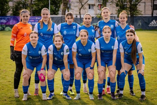 Caz revoltător în fotbalul feminin! A intrat în vestiar când jucătoarele se schimbau: ”A început să o împingă, să țipe și a lovit-o cu pumnii în față”