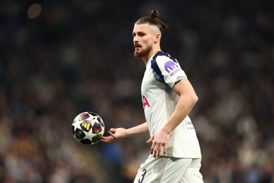 Probleme pentru Drăgușin! Tottenham a ajuns la un acord verbal cu fundașul de 22.000.000 de euro