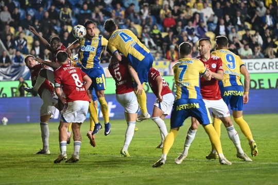 Clubul din SuperLiga vinde tot pentru supraviețuire: 4 titulari, puși pe lista de transferuri după intrarea în insolvență!