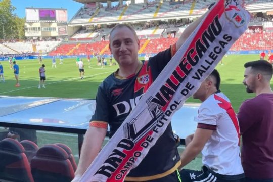 Vis devenit realitate pentru suporterul lui Rayo! Au strâns bani ca acesta să îl vadă pe Andrei Rațiu în finala Conference League