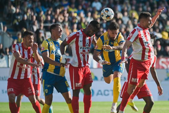 Gol anulat eronat în Petrolul - UTA! Până și comentatorul ”a rămas mască”: ”N-ai cum, mă!”