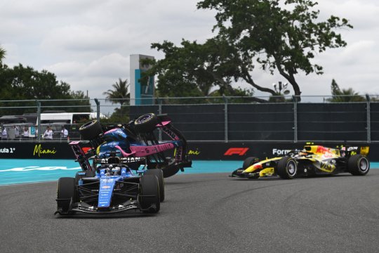 Accident teribil în Marele Premiu de la Miami! Lawson a intrat în Gasly, iar monopostul Alpine s-a răsturnat pe circuit