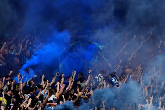 Banner controversat afișat de fanii lui Inter! Antonio Conte, ”ținut în lesă” de Cristi Chivu