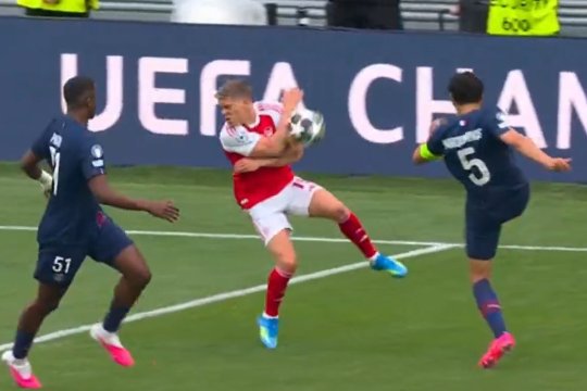 Controversă în jurul golului lui Arsenal: ”Jaf!”
