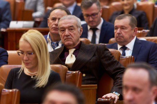 Gigi Becali a venit în Parlament să voteze moțiunea de cenzură anti-Bolojan! De ce parte s-a situat