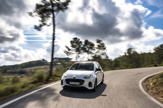 Mazda2 Hybrid 2026 vine cu un design nou, mai mult confort și tehnologii de siguranță