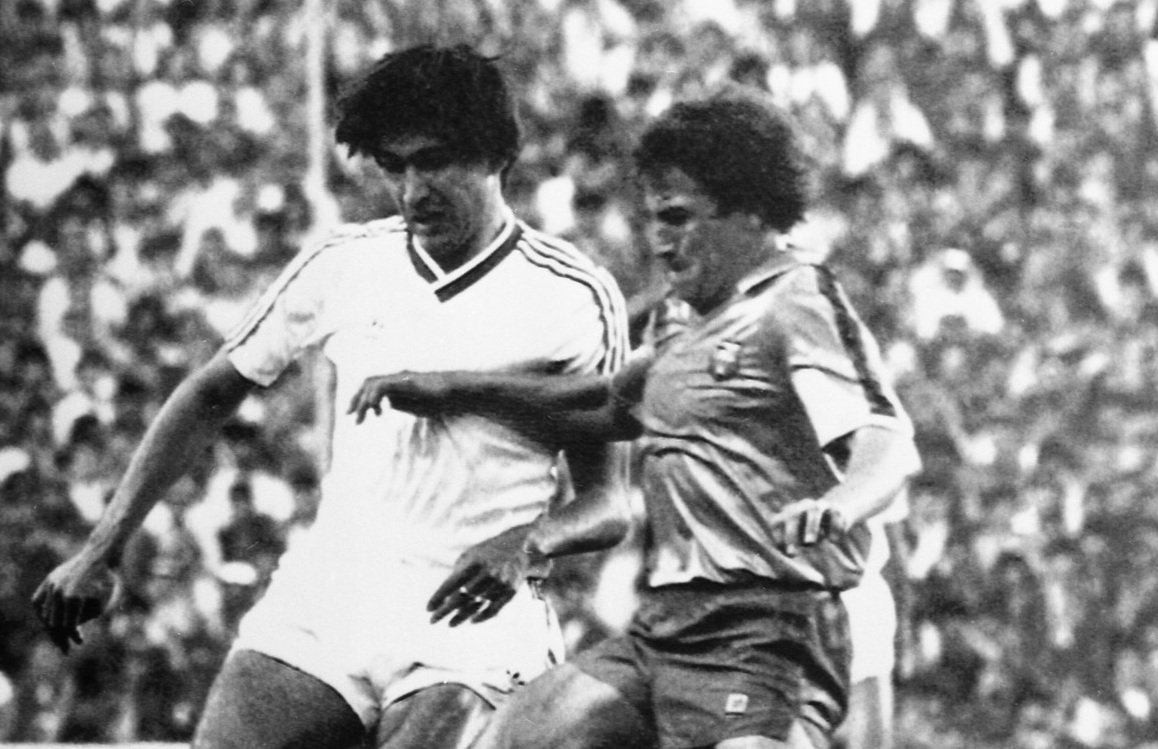Victor Pițurcă (în alb) putea deveni unul dintre cei mai scumpi fotbaliști români din istorie