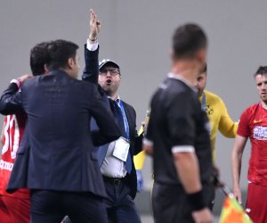 Un fost antrenor din SuperLiga, bătut în vestiar după ce i-a făcut avansuri unui jucător: ”Mi-a zis că este adevărat”