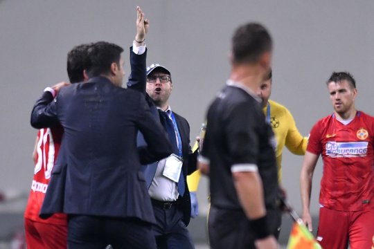 Un fost antrenor din SuperLiga, bătut în vestiar după ce i-a făcut avansuri unui jucător: ”Mi-a zis că este adevărat”