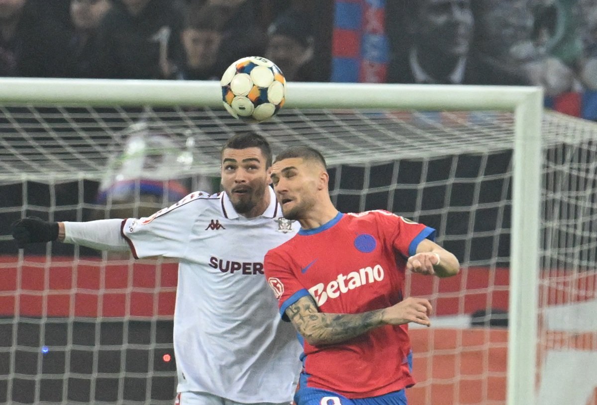 Denis Ciobotariu (în alb) își dorește să plece de la Rapid