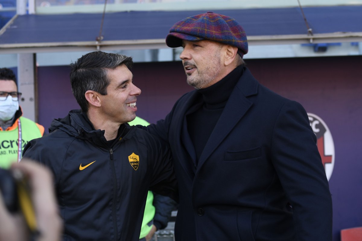 Când era secundul lui Paulo Fonseca la AS Roma, Nuno Campos (stânga) s-a duelat cu mari antrenori din Serie A, precum regretatul Sinisa Mihajlovic