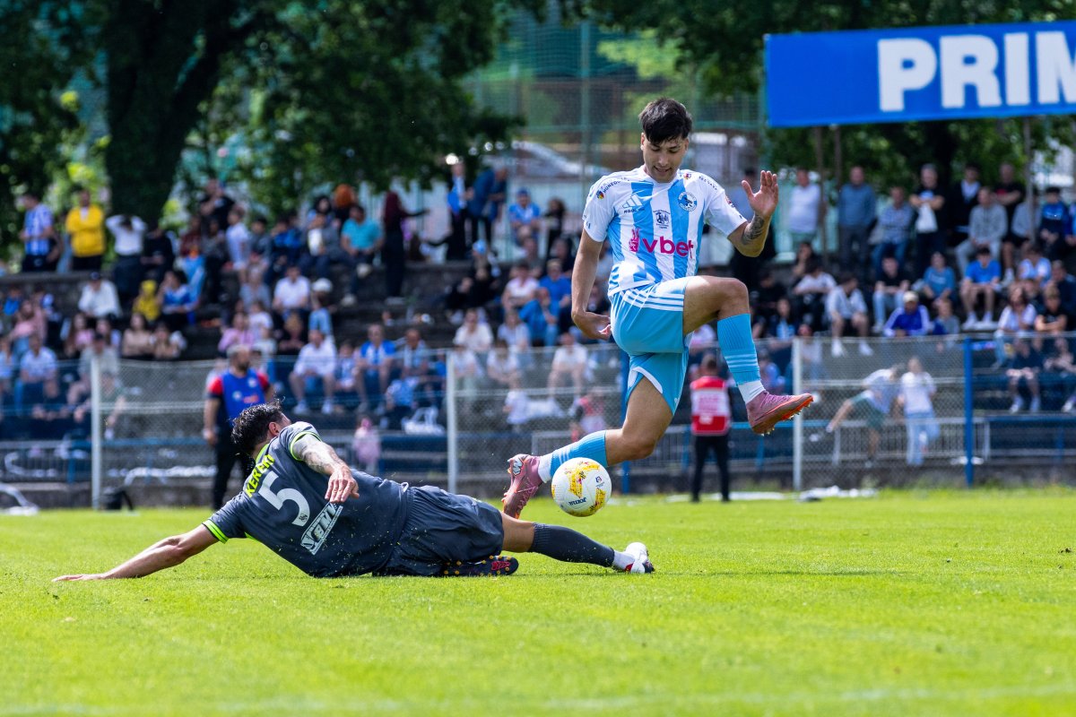 Ricardo Pădurariu (dreapta) a făcut un sezon excelent la Corvinul și a revenit la FCSB, unde se va bate pentru postul de titular ca fundaș stânga