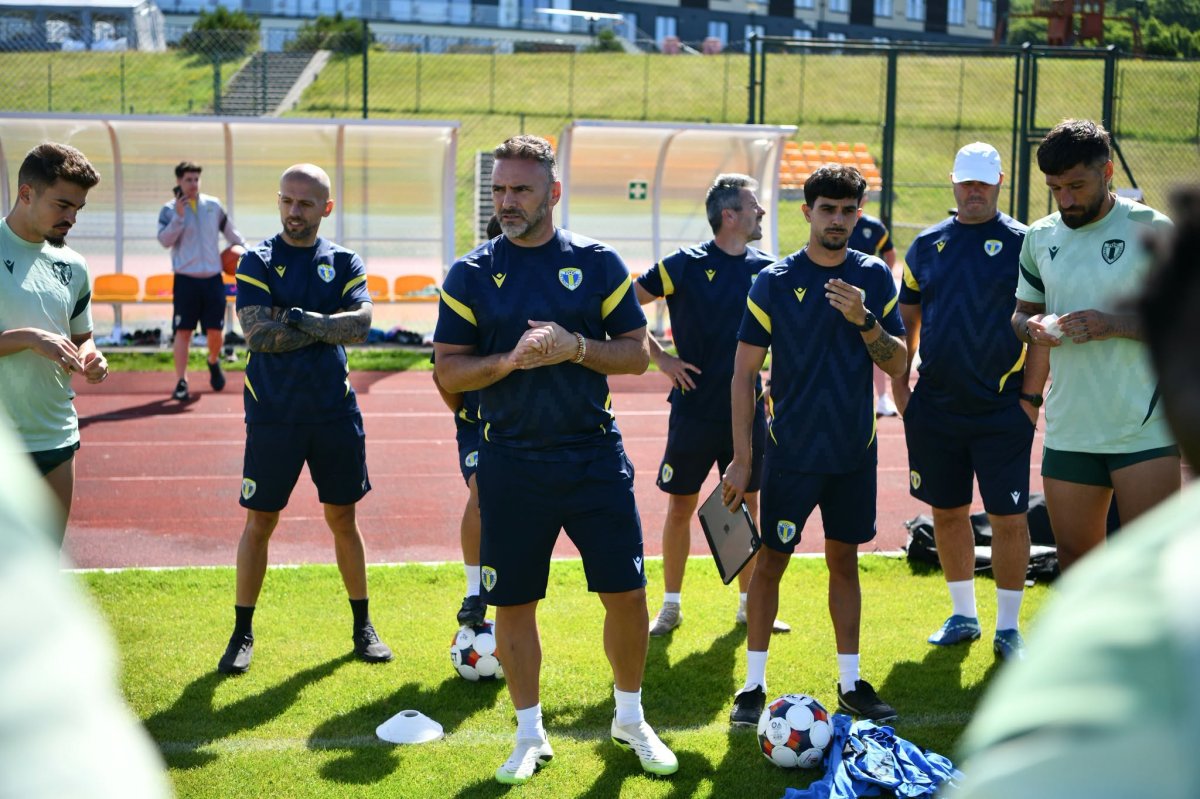 Ricardo Sousa (47 de ani) și-a adus un staff întreg din Portugalia: doi secunzi, Tiago Alexander Martins Galhardo Ferreira și Andre Pereira de Matos, dar și un video-analist, Nuno Simao Gomes Da Costa