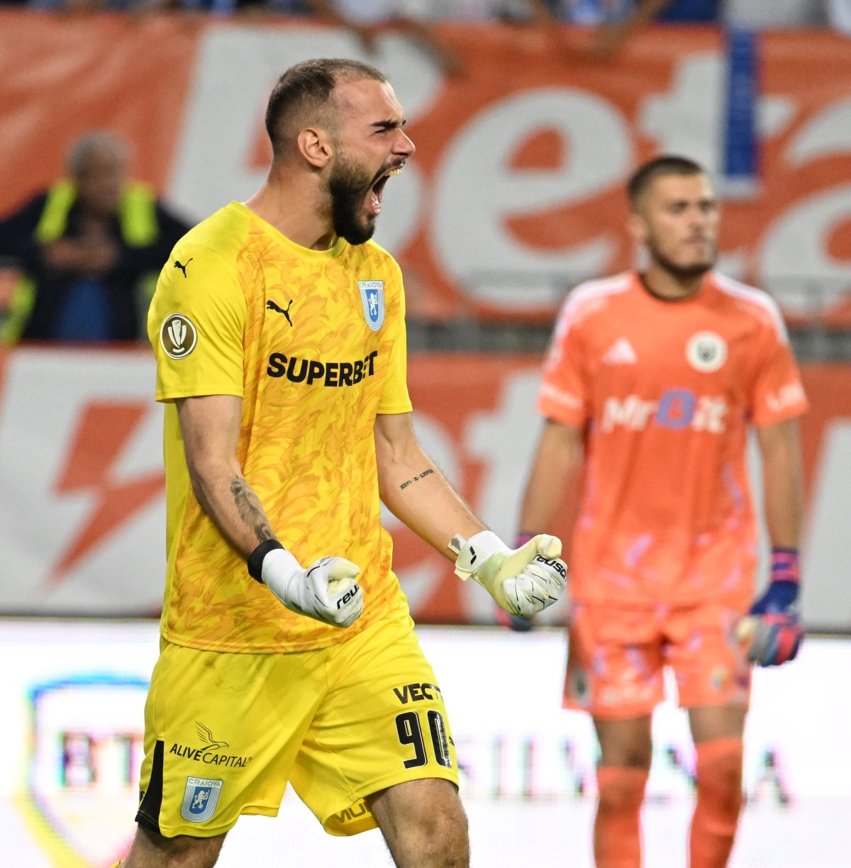 Sava (stânga) a câștigat deja un trofeu cu U Craiova, Supercupa României
