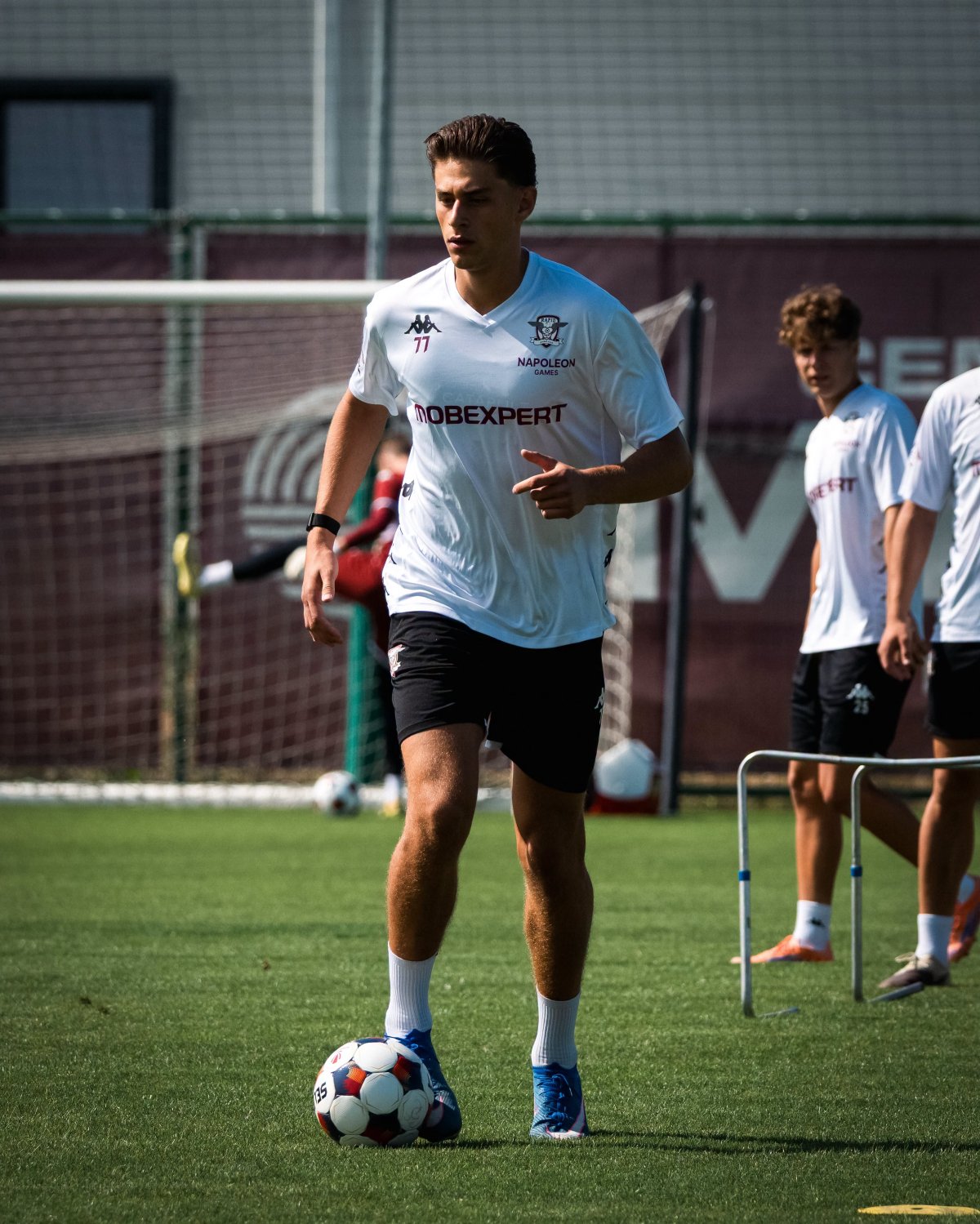 Jason Patrick Kodor are 20 de ani, e născut la București, dar are și cetățenie australiană. A început fotbalul la CS Dinamo, apoi a mai trecut pe la CA Oradea, înainte de a se transfera la juniorii lui Lecce