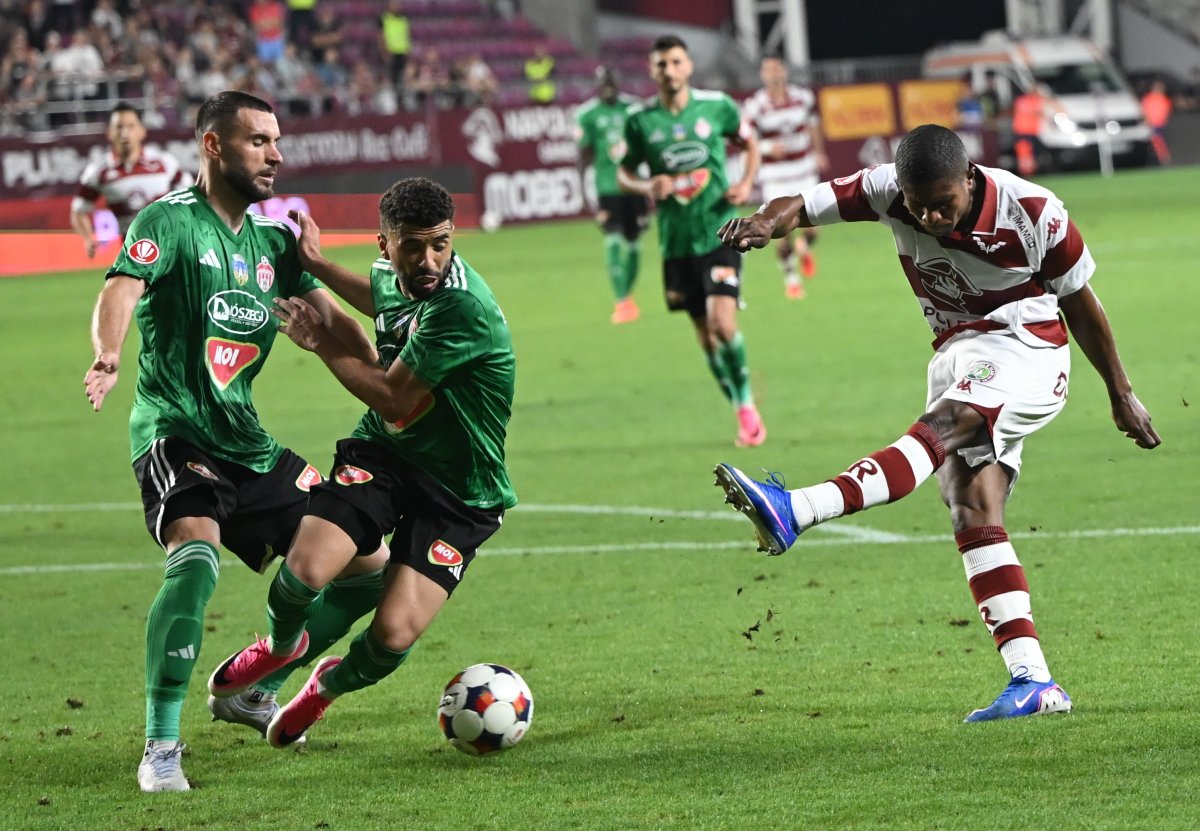 Liberianul Mohammed Kamara (dreapta) a debutat în tricoul alb-vișiniu al Rapidului în victoria cu Sepsi, 1-0
