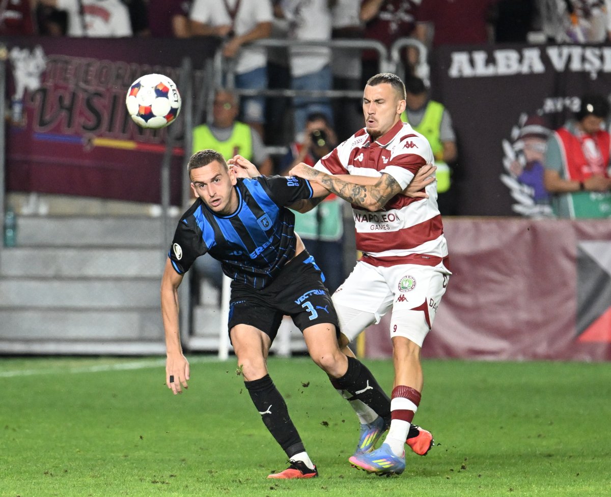 Elvețianul Stojilkovic (în duel cu Romanchuk) le-a intrat repede la inimă suporterilor giuleșteni, mai ales după ce a adus și un punct Rapidului în derby-ul cu U Craiova (1-1)