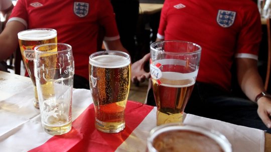 Au bătut orice record într-un bar. Câte beri au băut suporterii englezi într-un bar din SUA