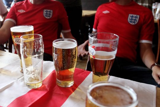 Au bătut orice record într-un bar. Câte beri au băut suporterii englezi într-un bar din SUA