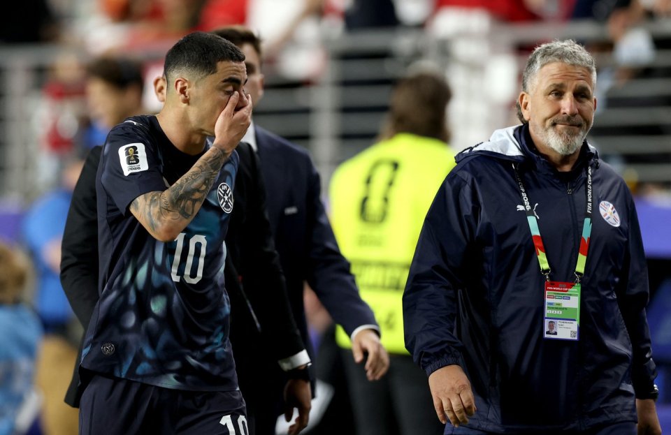 Miguel Almiron este primul jucător din istorie care a fost eliminat pentru că vorbește cu mâna la gură, lucru interzis de noul regulament FIFA