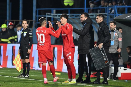 Antrenorul din SuperLiga, acuzat că a batjocorit un jucător după ce acesta a refuzat să semneze cu impresarul său: ”De ce faci așa ceva?!”
