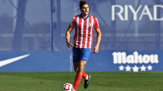 Dinamo transferă un fundaș spaniol aflat pe radarul Barcelonei! Fotbalistul a ajuns în cantonamentul din Polonia