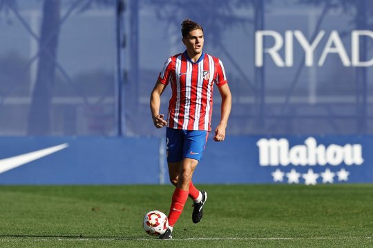Dinamo transferă un fundaș spaniol aflat pe radarul Barcelonei! Fotbalistul a ajuns în cantonamentul din Polonia