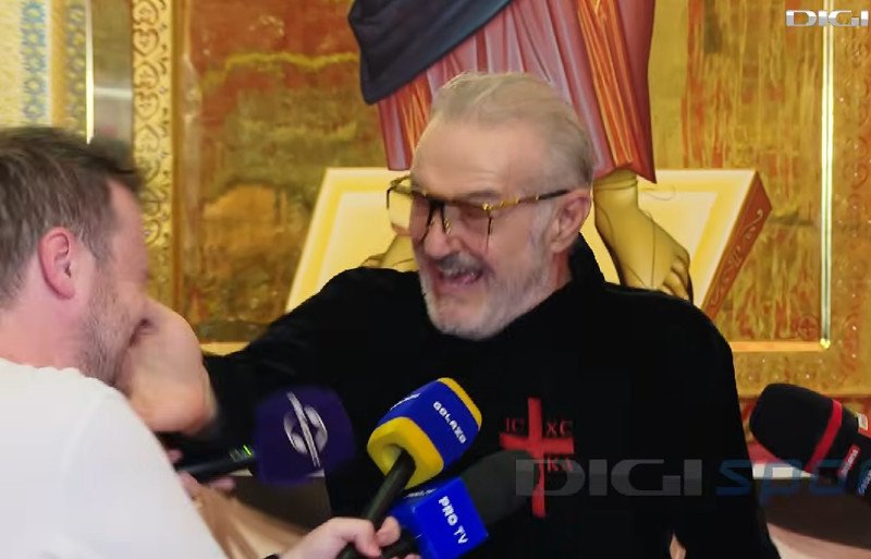 Gigi Becali l-a lovit pe un jurnalist cu palma peste față