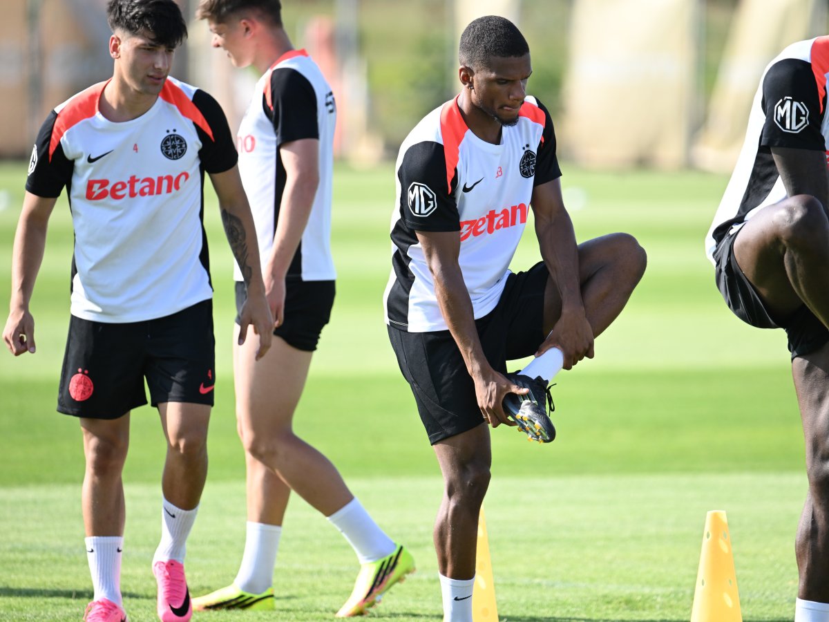 Ricardo Pădurariu (stânga) la antrenamentele FCSB