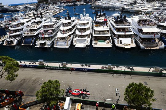 Ferrari a făcut legea în antrenamentele libere din Monaco. Mercedes, doar pe 4 și 5