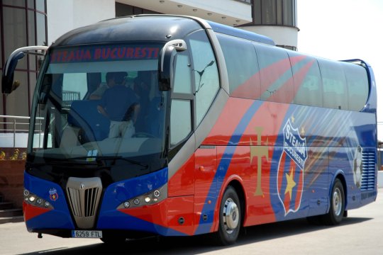 Fotbalistul de la FCSB a creat panică la echipă! A împrumutat mașina de lux a unui coechipier și a făcut accident chiar înainte de meci