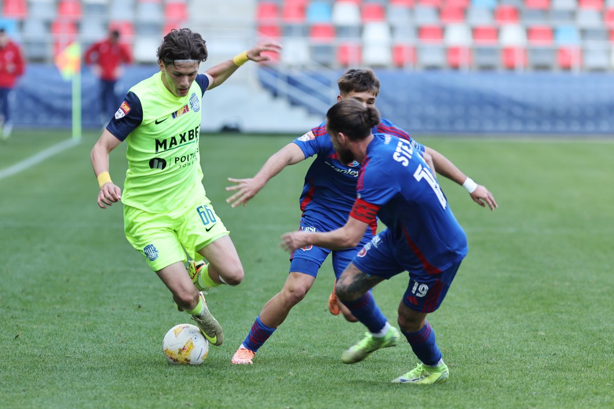 Ștefan Opriș (în verde) a semnat cu Dinamo în această vară