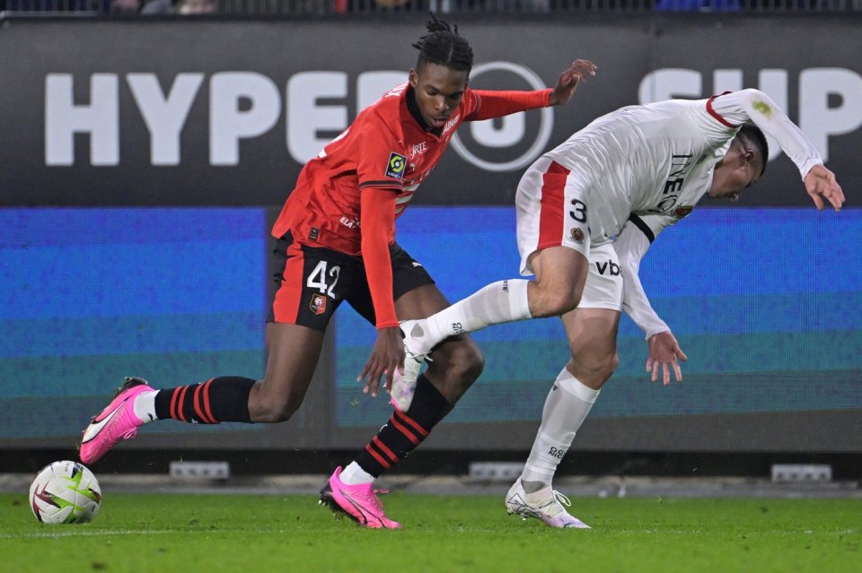 Jeremy Jacquet (în roșu) este noul jucător al lui Liverpool