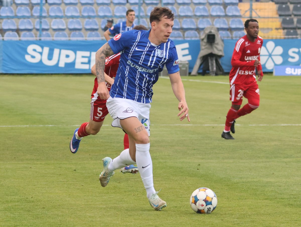 Alexandru Ișfan a mai jucat pentru Universitatea Craiova, FC Buzău, FC Argeș și Petrolul