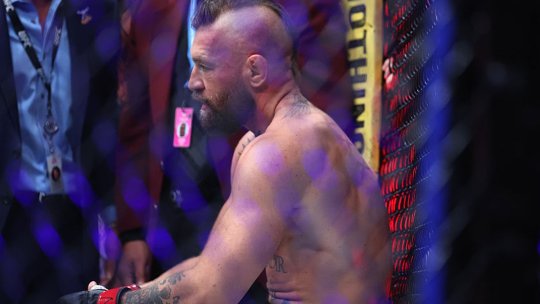 63 de secunde a rezistat Conor McGregor în ring, la revenirea după 5 ani. Irlandezul a fost transportat direct la spital
