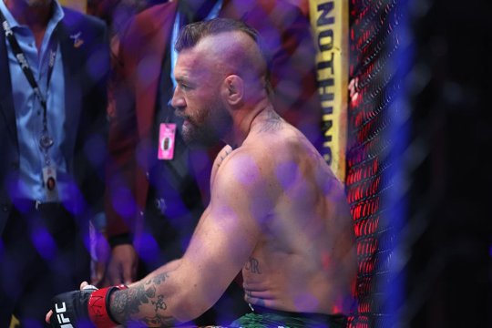 63 de secunde a rezistat Conor McGregor în ring, la revenirea după 5 ani. Irlandezul a fost transportat direct la spital