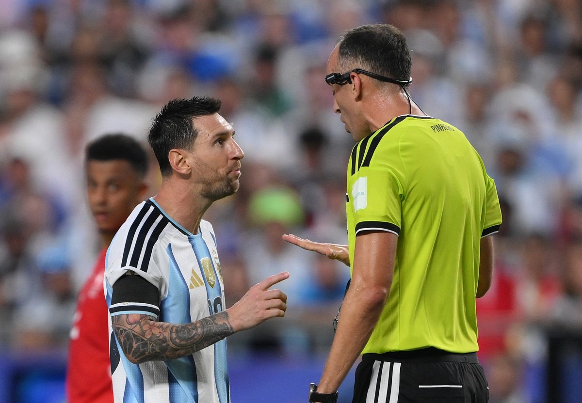 Lionel Messi s-a certat cu arbitrul meciului Aragentina - Elveția