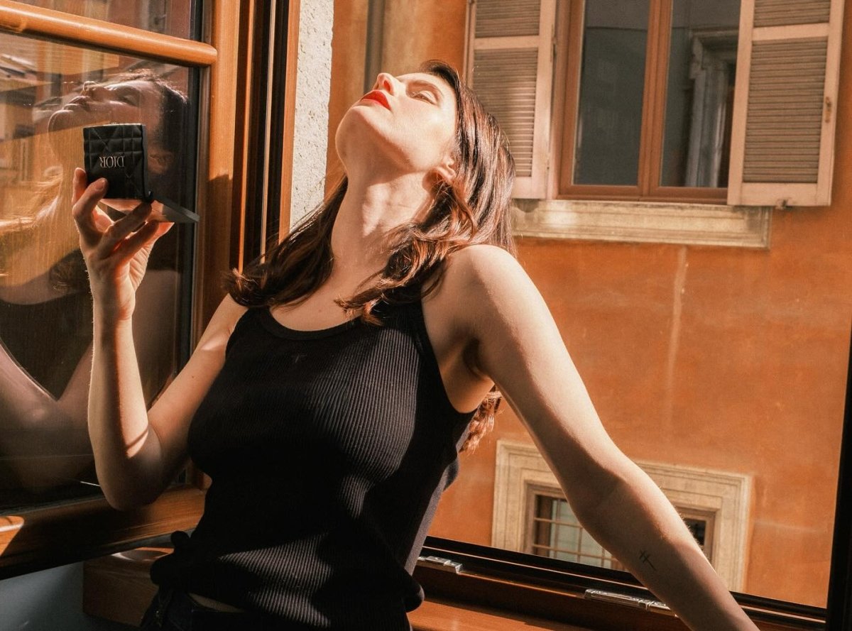 Actrița Alexandra Daddario a încercat să se strecoare pe lângă fanii Angliei