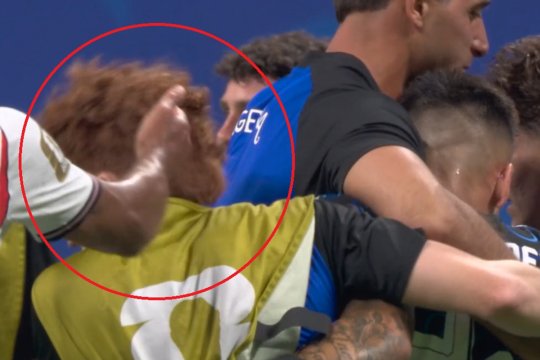 Bellingham i-a tras o palmă unui adversar, arbitrul n-a văzut. Starul englez riscă suspendarea