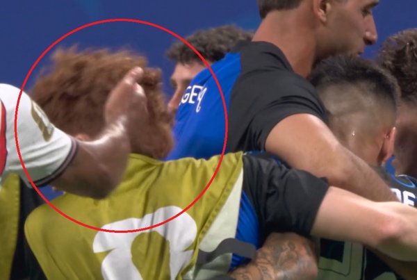 Bellingham i-a tras o palmă unui adversar, arbitrul n-a văzut. Starul englez riscă suspendarea