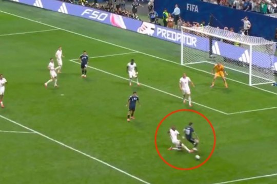 Englezii au izbucnit și acuză o eroare de arbitraj la golul victoriei înscris de Argentina: ”De ce nu s-a dat fault?”