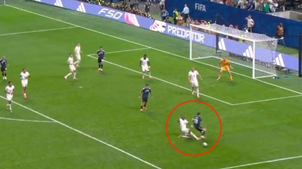 Englezii au izbucnit și acuză o eroare de arbitraj la golul victoriei înscris de Argentina: ”De ce nu s-a dat fault?”