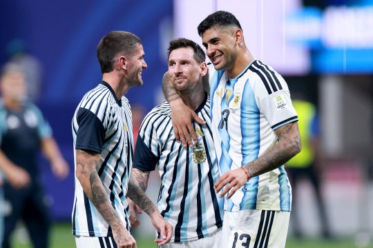 Război total între jucătorul Argentinei și Gary Neville: ”Sper să nu ajung așa prost după retragere!” / ”Ar trebui să îl îmbrățișeze pe Messi la finalul fiecărui meci”