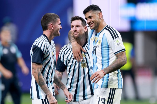 Război total între jucătorul Argentinei și Gary Neville: ”Sper să nu ajung așa prost după retragere!” / ”Ar trebui să îl îmbrățișeze pe Messi la finalul fiecărui meci”