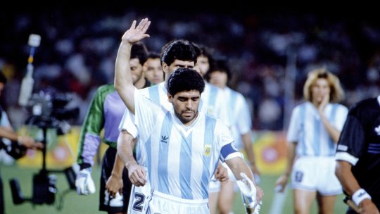 S-a aflat după 36 de ani! Maradona a aruncat în iarbă tricoul unui jucător român: ”Era supărat, nervos!”