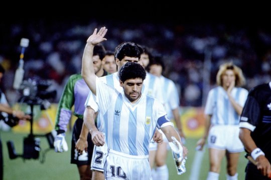 S-a aflat după 36 de ani! Maradona a aruncat în iarbă tricoul unui jucător român: ”Era supărat, nervos!”