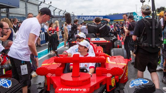 Piloții din F1 urcă din nou în mașinuțele LEGO