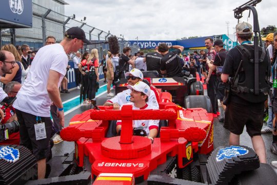 Piloții din F1 urcă din nou în mașinuțele LEGO