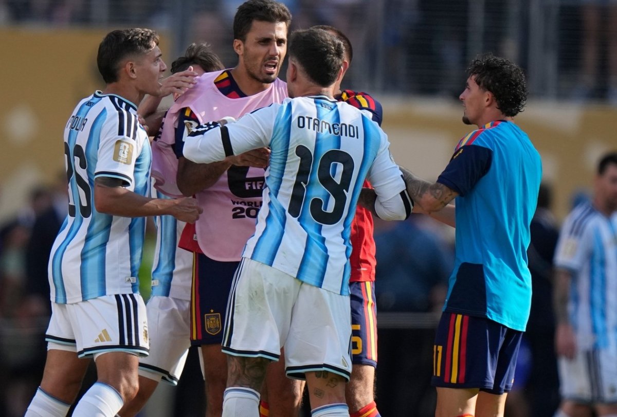 Argentinienii și spaniolii s-au luat la bătaie după fluierul final