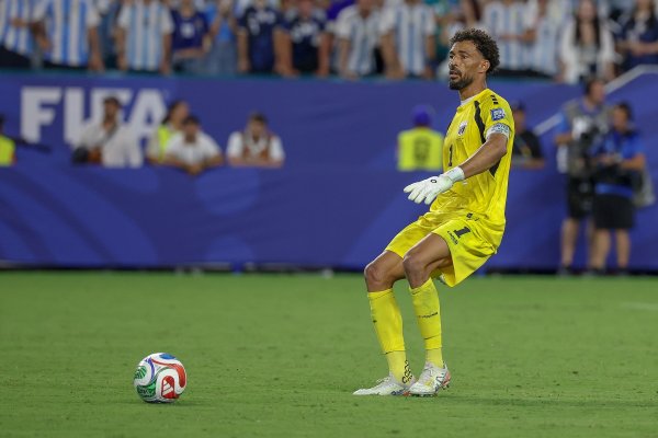 La 40 de ani, Vozinha nu se retrage! Portarul care a făcut furori la Mondial a semnat cu un club de tradiție